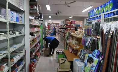 校園小賣鋪 承載幾代人回憶的角落，為何在塑料制品銷售中漸行漸遠(yuǎn)？